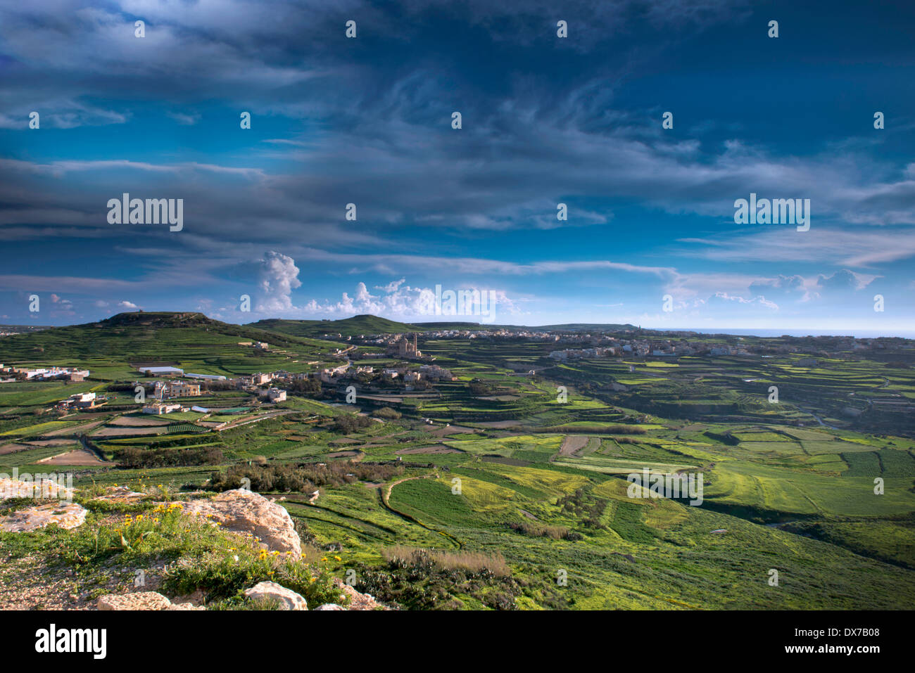 Blick auf Gozo, Ta Pinu Kirche und Umgebung entnommen dem Hügel wo die Gordan Leuchtturm, Ghasri, Gozo steht. Stockfoto