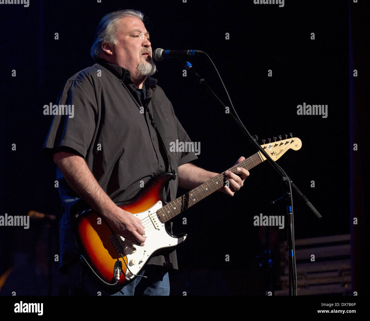 Milwaukee, Wisconsin, USA. 16. März 2014. DAVID HIDAGO von Los Lobos tritt während der Erfahrung Hendrix-Konzert am Riverside Theater in Milwaukee, Wisconsin © Daniel DeSlover/ZUMAPRESS.com/Alamy Live-Nachrichten Stockfoto