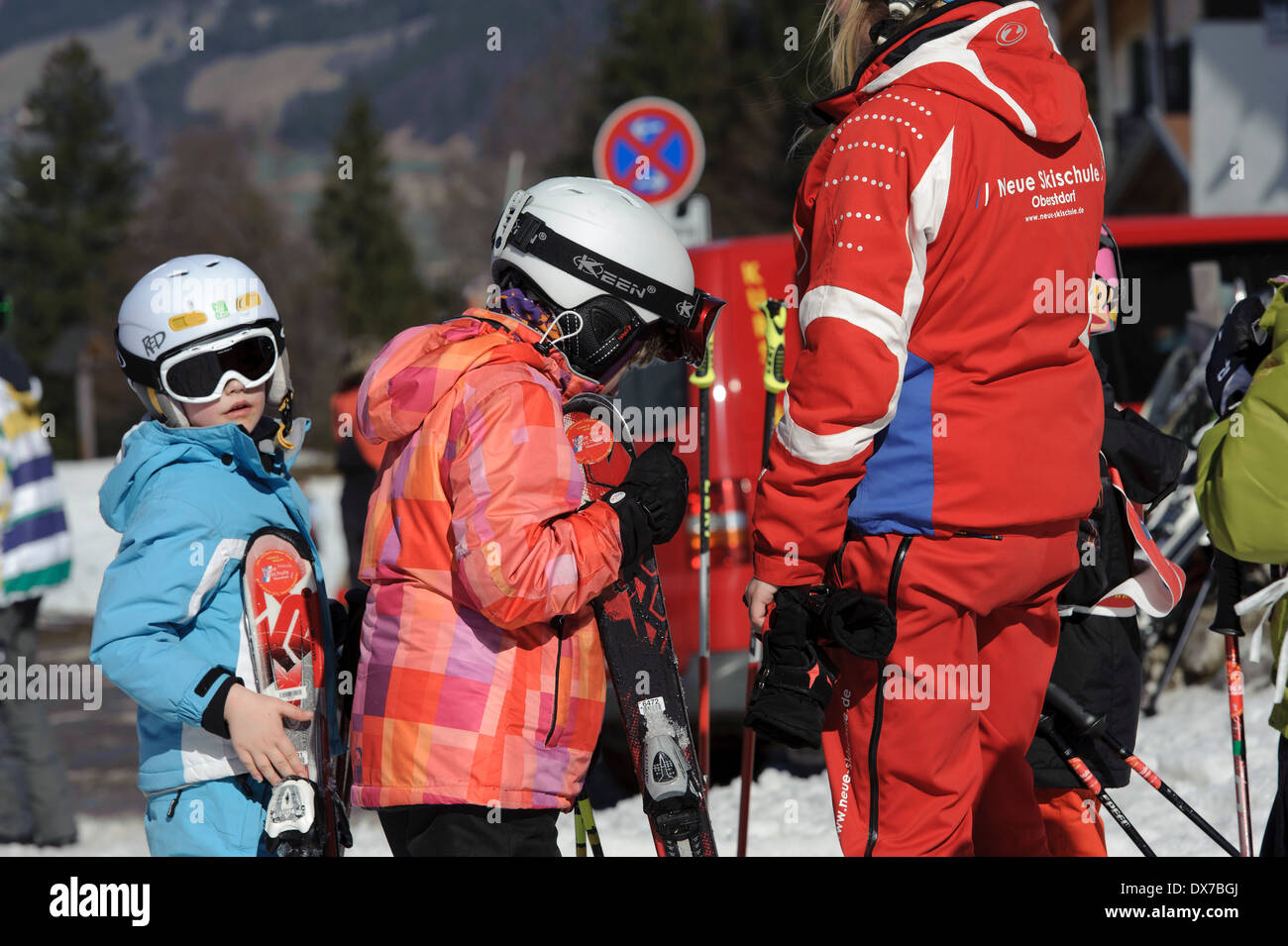 Kinderskischule zur Talstation der Seilbahn Sellereck in der Nähe von Oberstdorf, Allgäu, Bayern, Deutschland Stockfoto