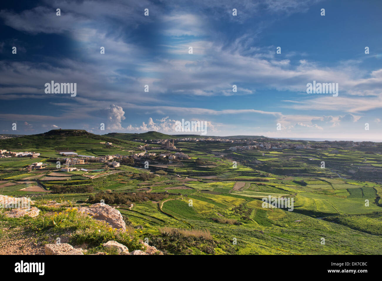 Blick auf Gozo, Ta Pinu Kirche und Umgebung entnommen dem Hügel wo die Gordan Leuchtturm, Ghasri, Gozo steht. Stockfoto