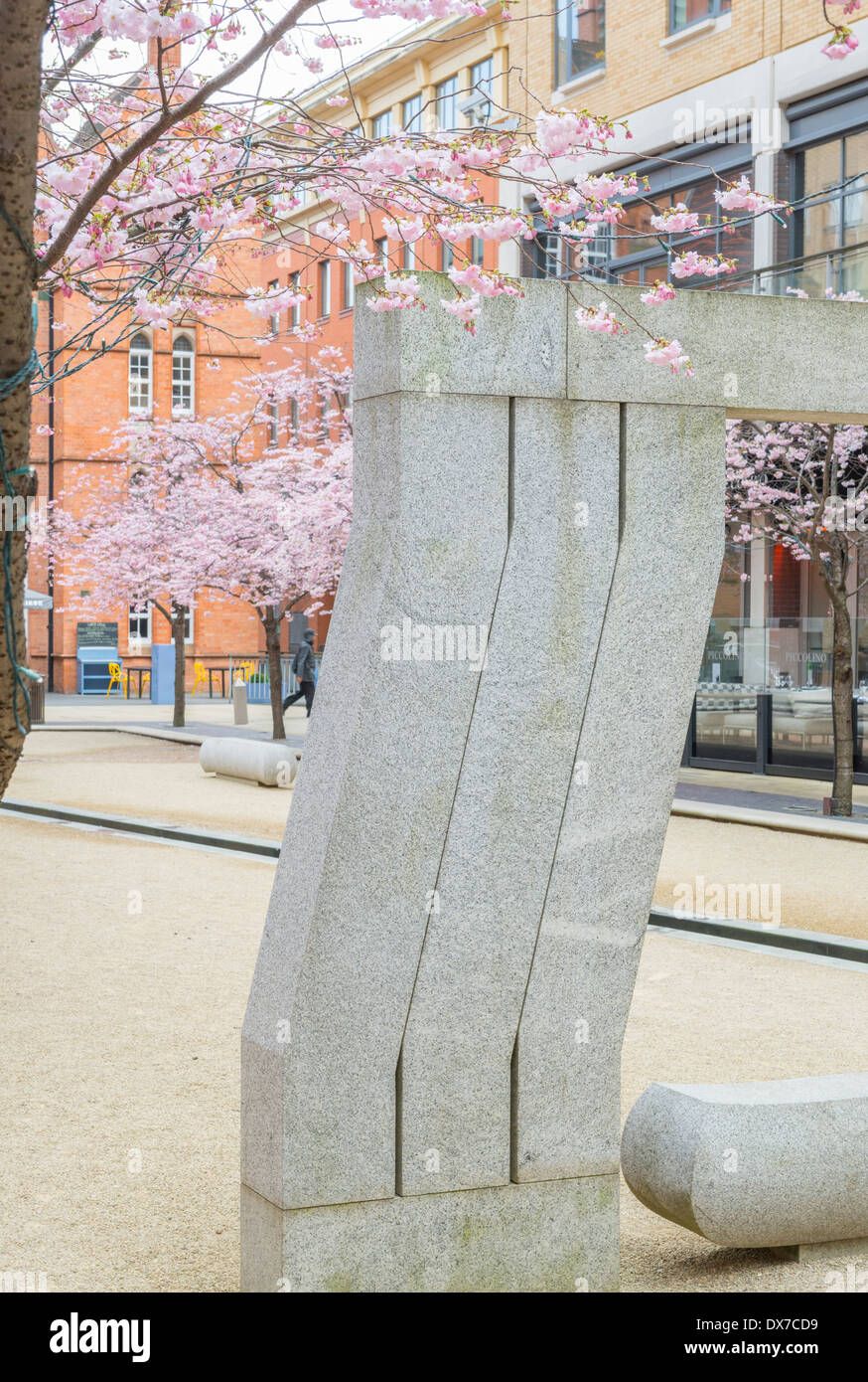 Kirschblüte an den Bäumen im Oozells Square, Brindleyplace, Birmingham. Stockfoto