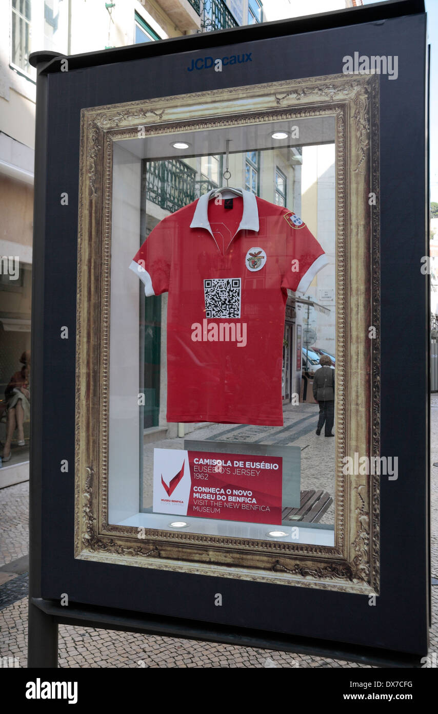 Straße Anzeige der ein Fußball-Trikot, Eusebio in Lissabon (Lisboa), Portugal angehören. Stockfoto