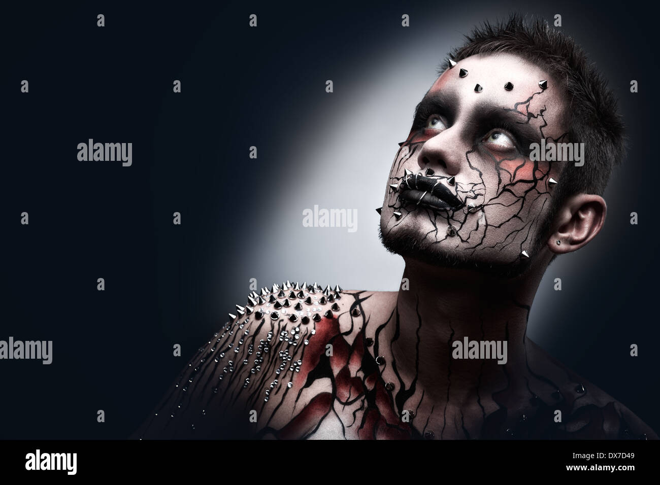 Eine gruselige Halloween Make-up von einer dunklen nachdenklich Moor mit Klötzen und beängstigend Körperkunst. Stockfoto