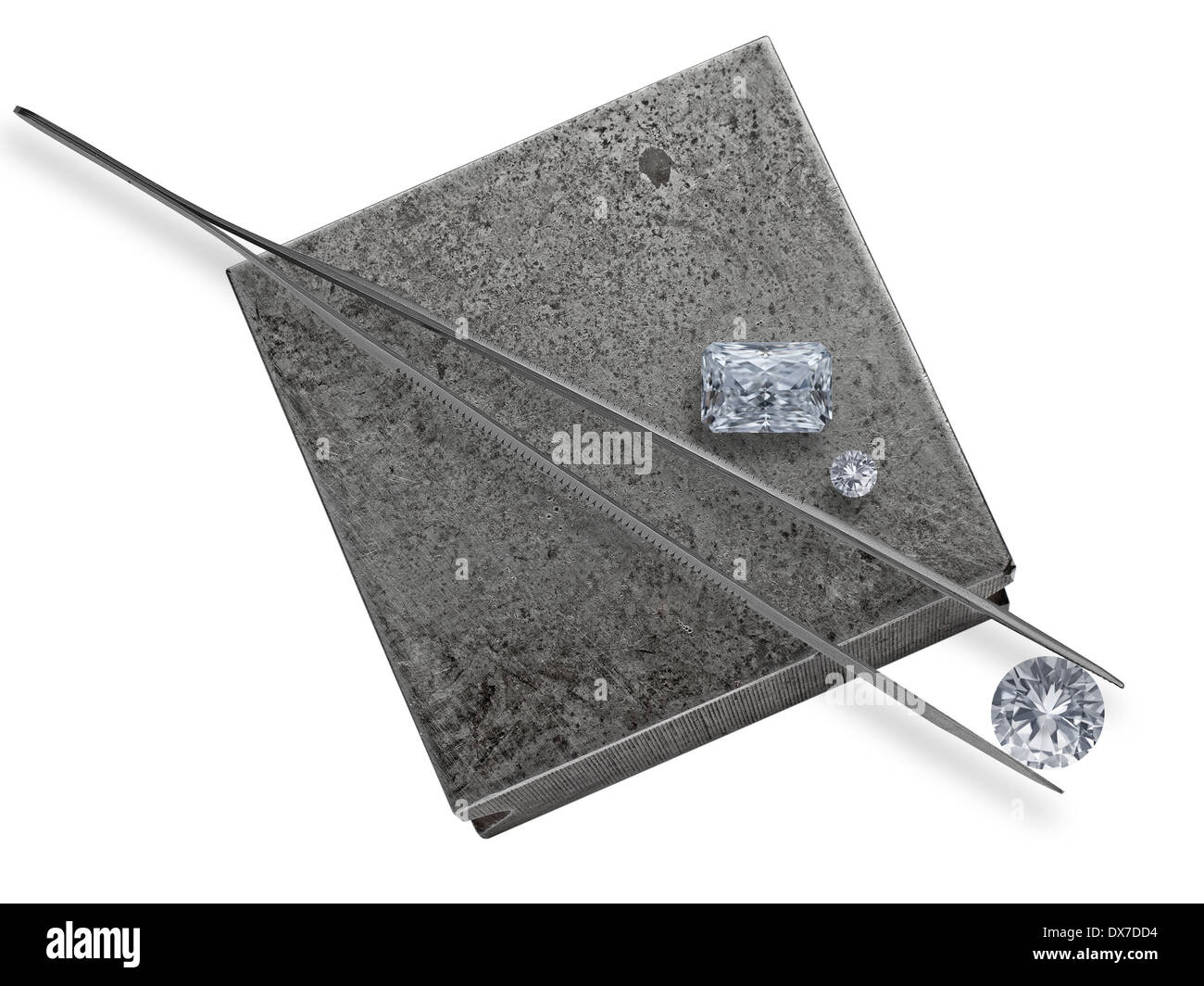 verschiedenen schneiden Cluster von Diamanten und Pinzette auf eine funktionierende Juwelier Amboss Stockfoto