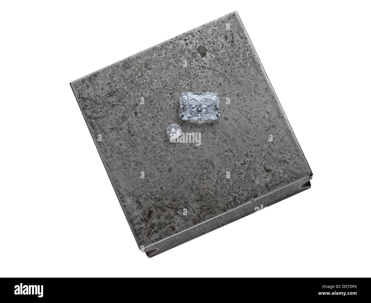 verschiedenen schneiden Cluster des Diamanten auf eine funktionierende Juwelier Amboss, Clipping-Pfad Stockfoto