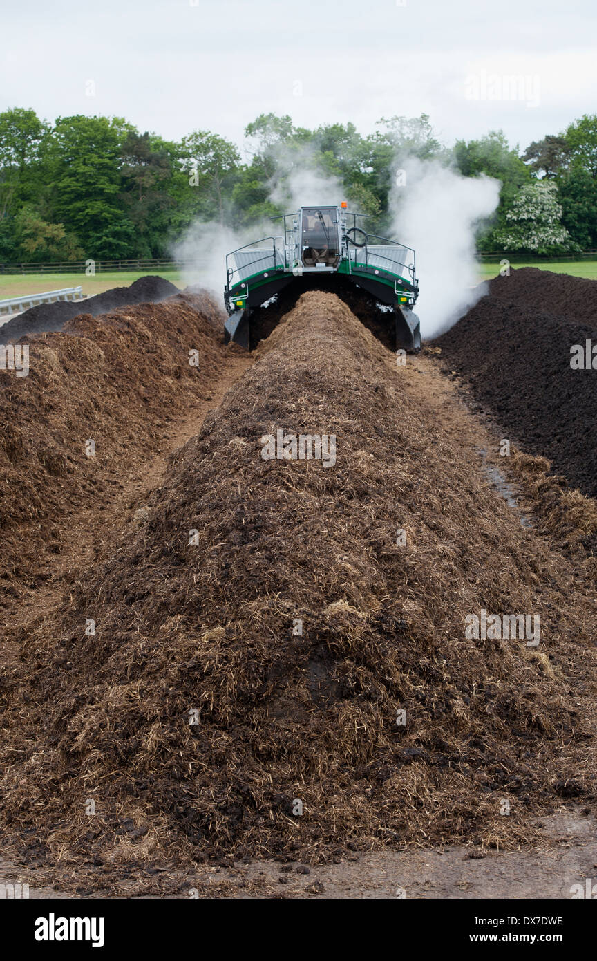 Komptech selbst fahrende Kompostwender, umdrehen Bettwäsche Dünger verrotten. Stockfoto