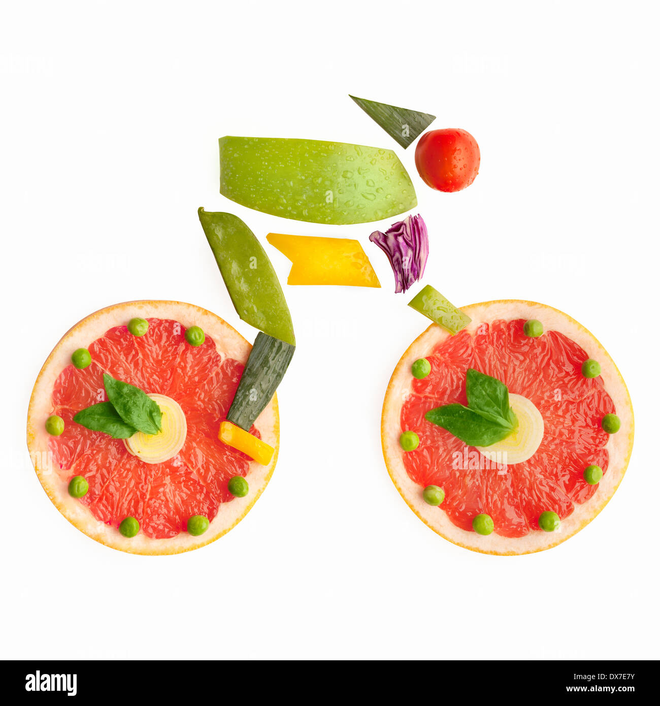 Obst und Gemüse in der Form eines Radfahrers auf dem Fahrrad. Stockfoto