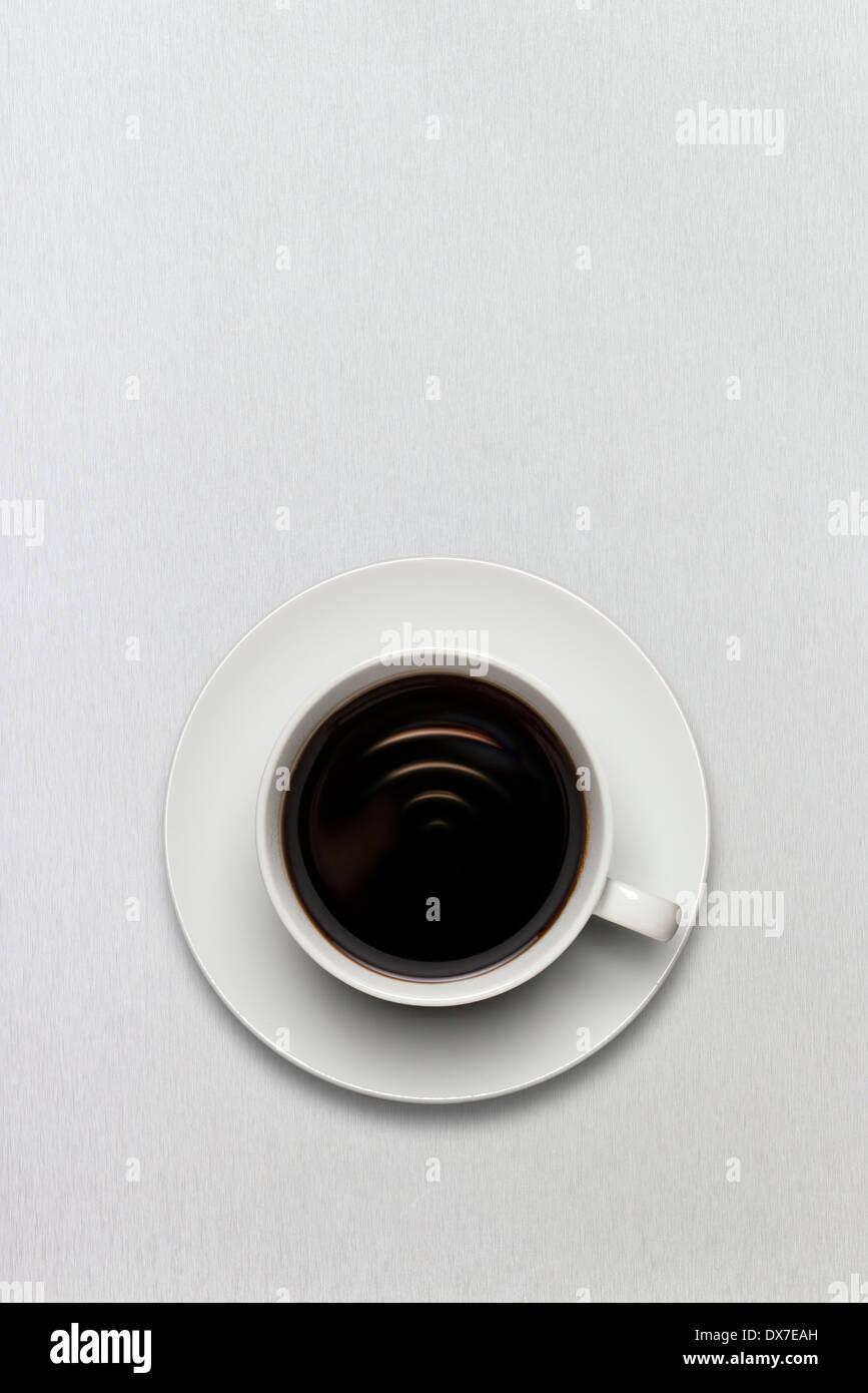 Eine Tasse Kaffee voller Frische schwarze amerikanische Espresso mit wi-Fi Zeichen. Stockfoto