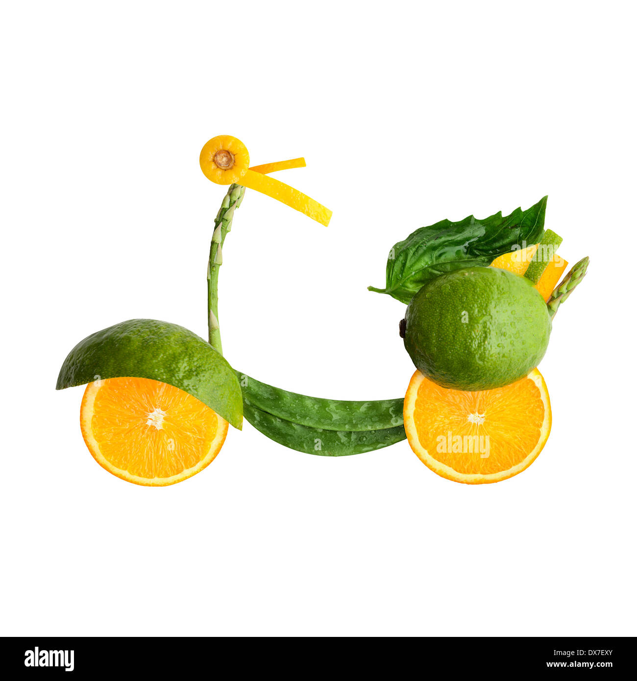 Ein Food-Konzept eines Retro-Roller Vespa aus Früchten und vegs isoliert auf weiss. Stockfoto