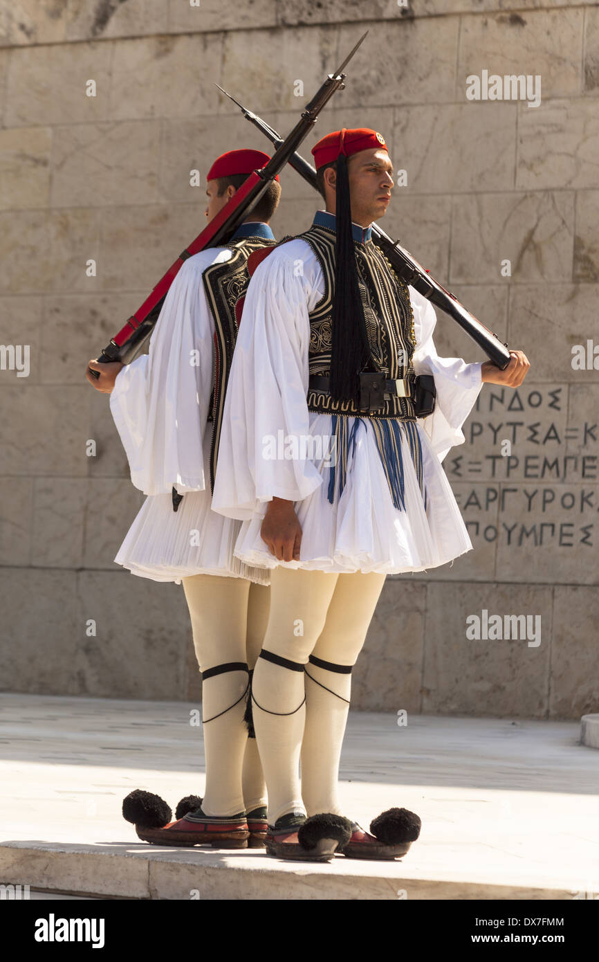 Griechische Soldaten, Evzones neben Grab des unbekannten Soldaten außerhalb Parlamentsgebäude, Athen, Griechenland Stockfoto