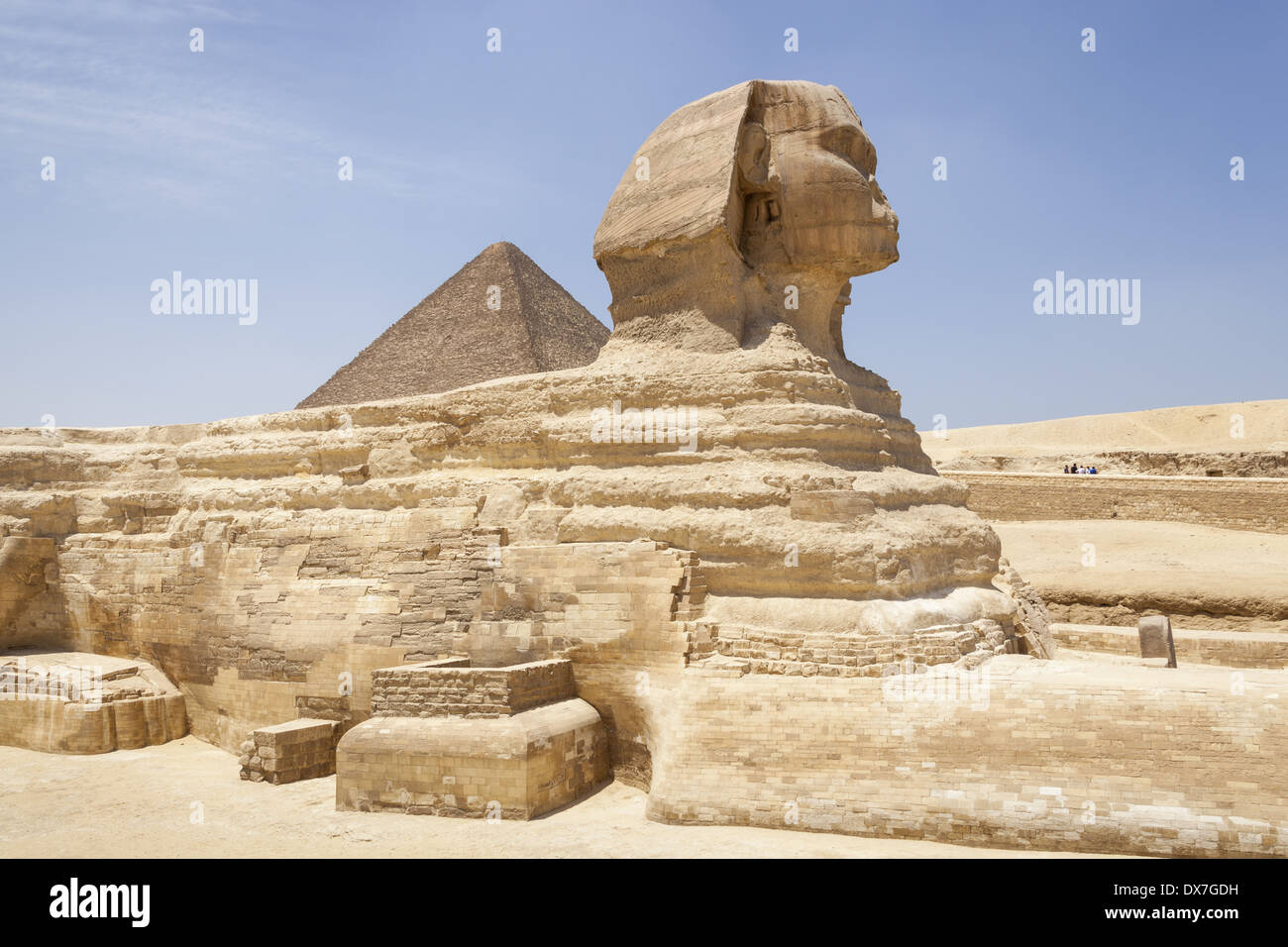 Große Sphinx und Pyramiden von Gizeh, auch bekannt als Pyramide von Khufu und Pyramide von Cheops, Gizeh, Kairo, Ägypten Stockfoto