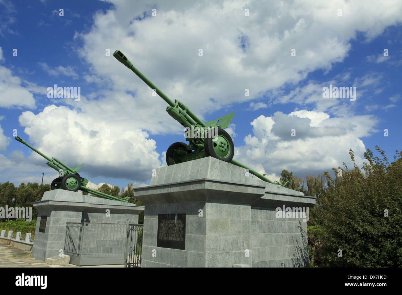 Zwei Kanonen am Haupteingang an der Memorial Friedhof der sowjetischen Offiziere. Stockfoto