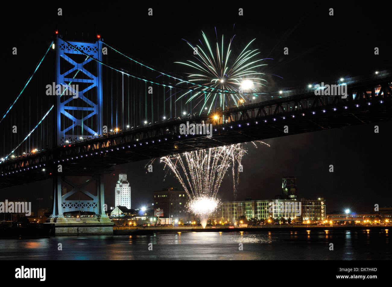 Feuerwerk über Ben Franklin Bridge und dem Delaware Fluß zwischen Camden, New Jersey und Philadelphia, Pennsylvania. Stockfoto