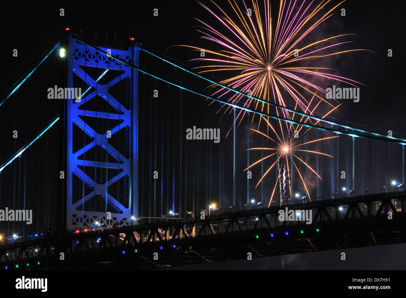 Feuerwerk über Ben Franklin Bridge und dem Delaware Fluß zwischen Camden, New Jersey und Philadelphia, Pennsylvania. Stockfoto