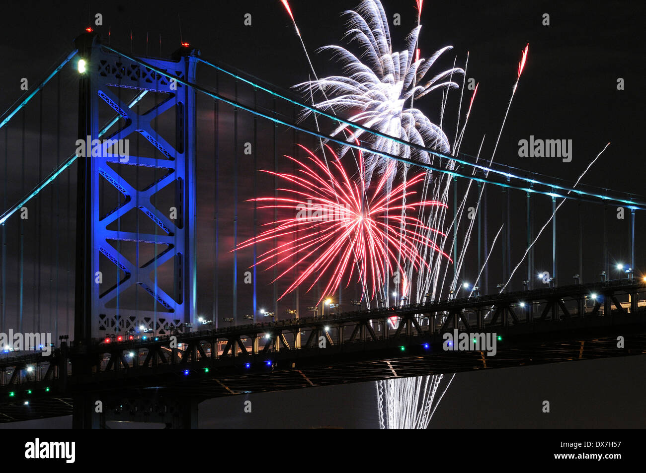 Feuerwerk über Ben Franklin Bridge und dem Delaware Fluß zwischen Camden, New Jersey und Philadelphia, Pennsylvania. Stockfoto