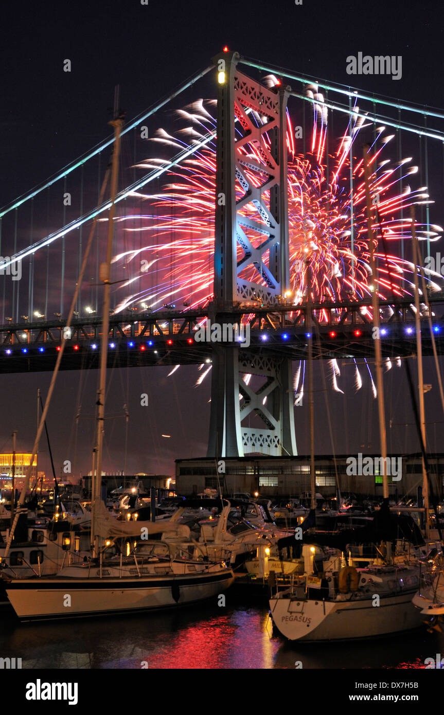 Feuerwerk über Ben Franklin Bridge und dem Delaware Fluß zwischen Camden, New Jersey und Philadelphia, Pennsylvania. Stockfoto