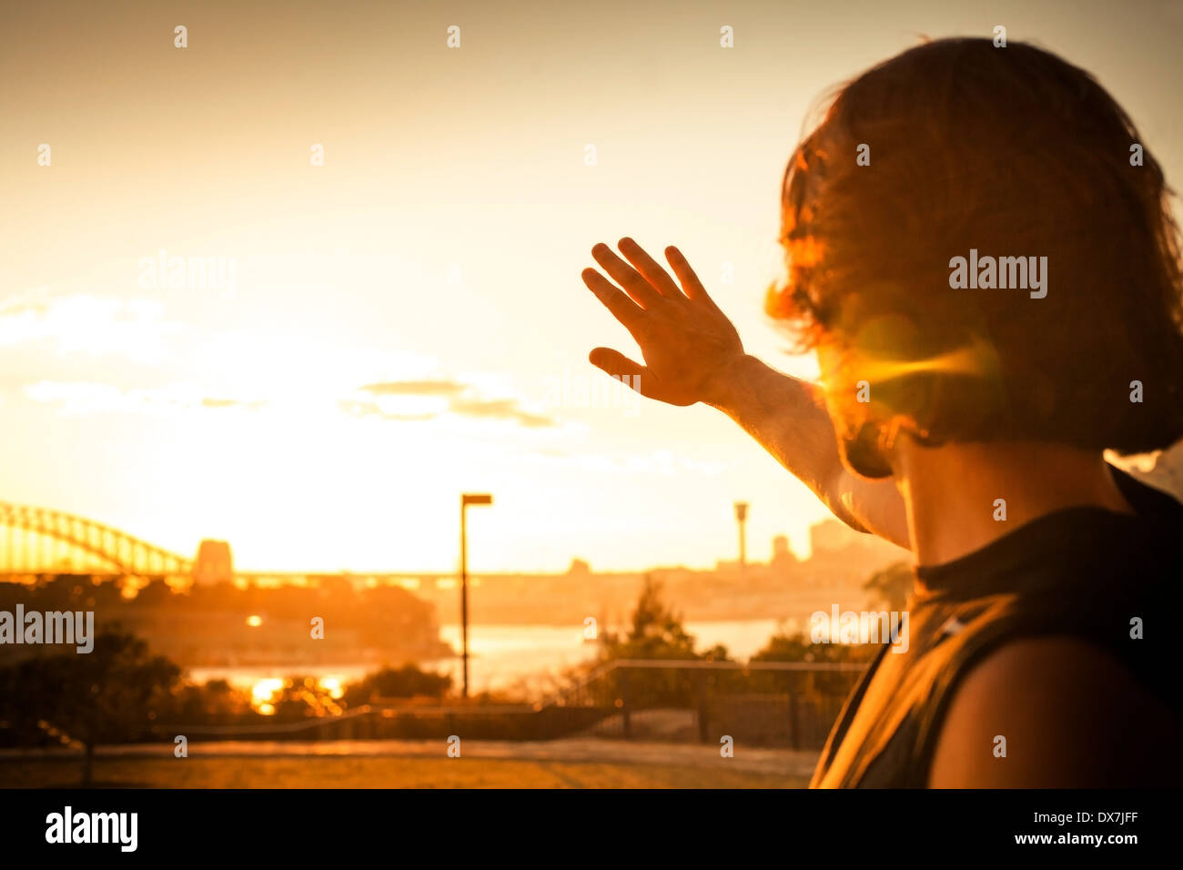 Ein junger Mann steht vor der frühen Morgensonne in Sydney während trainieren Stockfoto