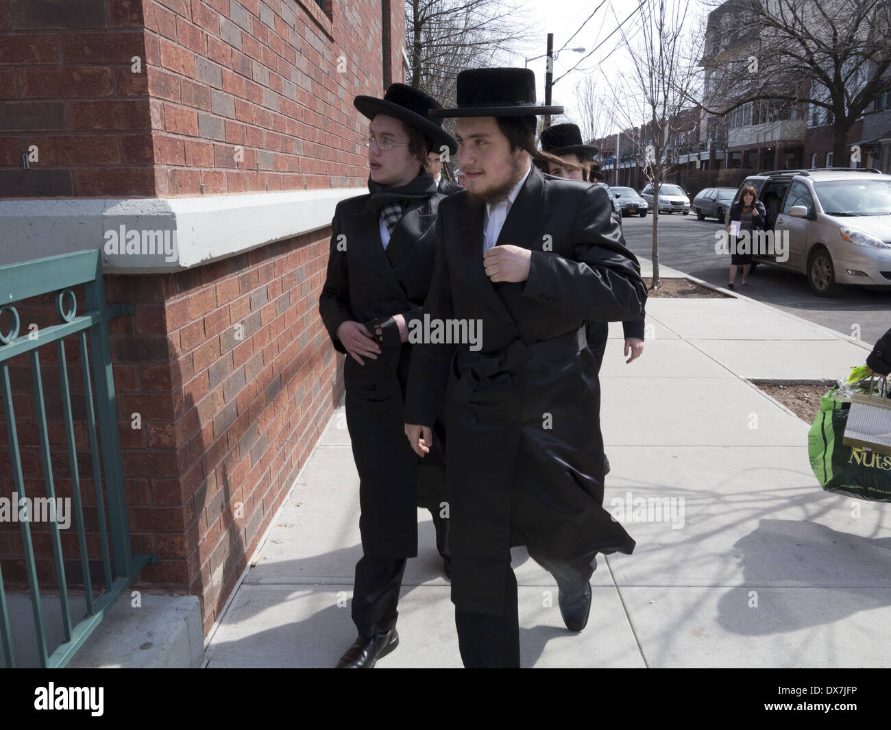 Religiöse Juden feiern das Fest des Purim im Abschnitt Borough Park von Brooklyn. Stockfoto