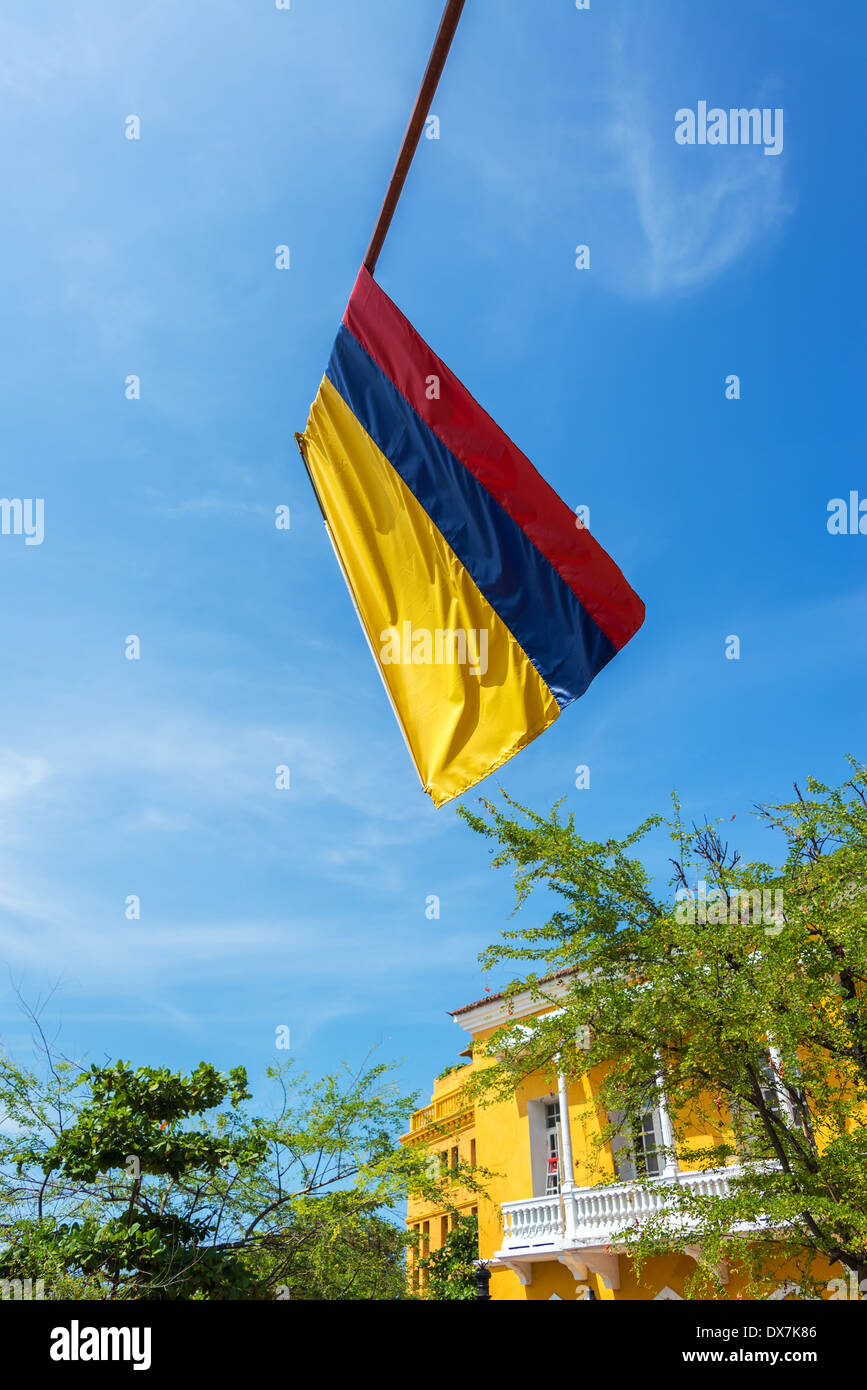 Kolumbianische Flagge in der Altstadt von Cartagena, Kolumbien mit blauen Himmel und koloniale Architektur Stockfoto