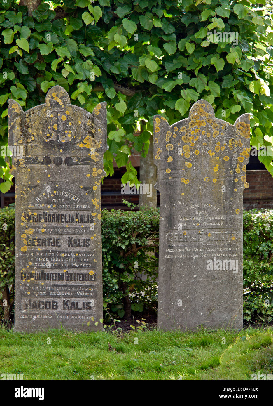 Grabsteine auf dem Friedhof der Wieringer Kapelle an das Zuiderzeemuseum in Enkhuizen, Nordholland, Niederlande. Stockfoto