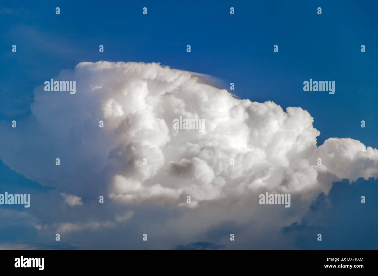 Tiefblauen Himmel und Wolken details Stockfoto
