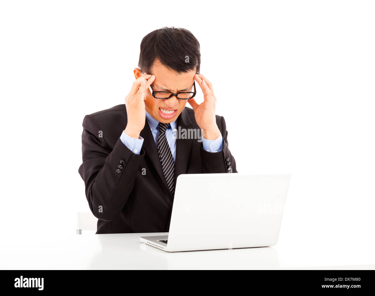 wütend Geschäftsmann Laptop anschauen und weißem Hintergrund Arme überqueren Stockfoto