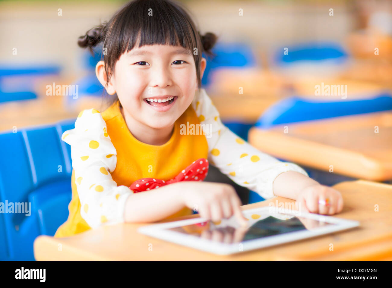 lächelndes Kind mit Tablet oder ipad Stockfoto
