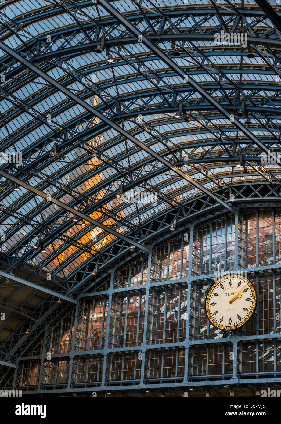 Die St Pancras International Uhr von Dent in The Barlow-Schuppen in London St Pancras Bahnhof Stockfoto