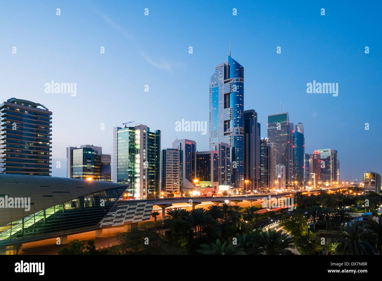 Abenddämmerung Blick auf Skyline von Wolkenkratzern entlang der Sheikh Zayed Road in Dubai Vereinigte Arabische Emirate Stockfoto