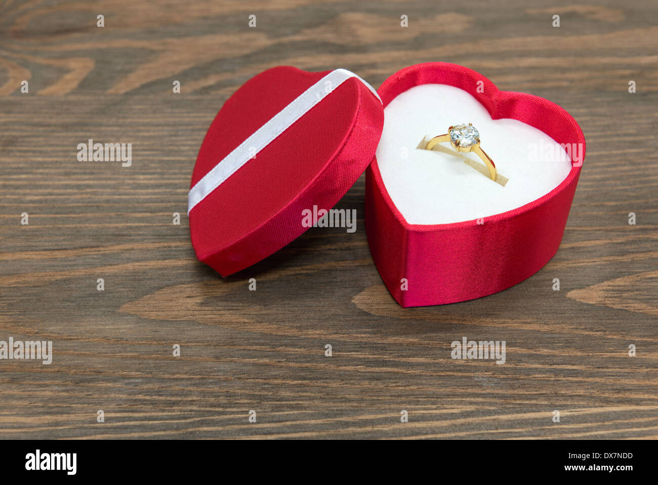 Diamant-Verlobungsring in einem roten Seide Herz geformt Box. Stockfoto
