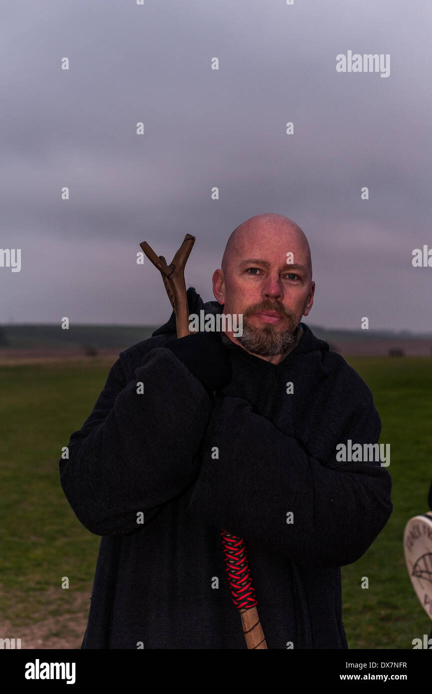 Stonehenge, Amesbury, Wiltshire, UK. 20. März 2014. Steve Woodhouse aus Barnsley hat Stonehenge Feierlichkeiten für die letzten 6 Jahre kommen. Druiden, Heiden und eine Vielzahl von hingebungsvolle Menschen in Stonehenge heute Morgen versammelten sich anlässlich der Frühlings-Tagundnachtgleiche. Bildnachweis: Paul Chambers/Alamy Live-Nachrichten Stockfoto