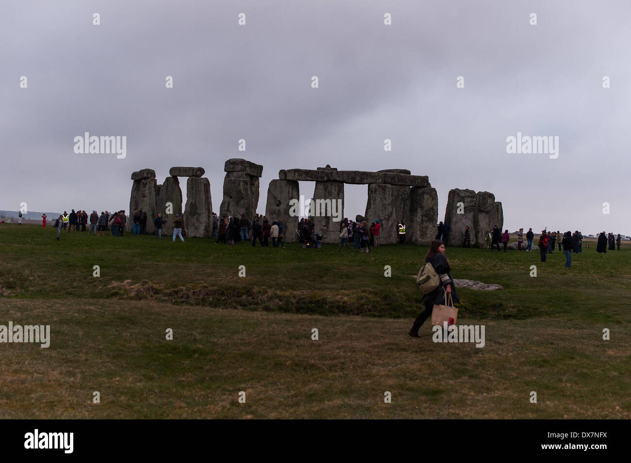 Stonehenge, Amesbury, Wiltshire, UK. 20. März 2014. Druiden, Heiden und eine Vielzahl von hingebungsvolle Menschen in Stonehenge heute Morgen versammelten sich anlässlich der Frühlings-Tagundnachtgleiche. Bildnachweis: Paul Chambers/Alamy Live-Nachrichten Stockfoto