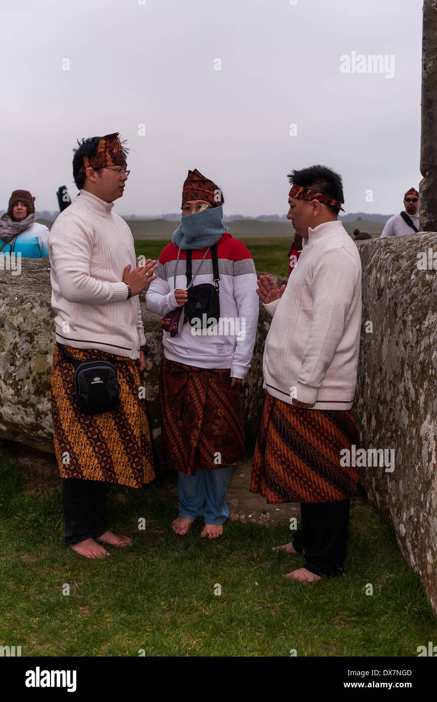 Stonehenge, Amesbury, Wiltshire, UK. 20. März 2014. Indonesische Volk mit gebeten an Frühlings-Tagundnachtgleiche StonehengeDruids, Heiden und eine Vielzahl von hingebungsvolle Menschen versammelten sich in Stonehenge Vormittag anlässlich der Frühlings-Tagundnachtgleiche. Bildnachweis: Paul Chambers/Alamy Live-Nachrichten Stockfoto