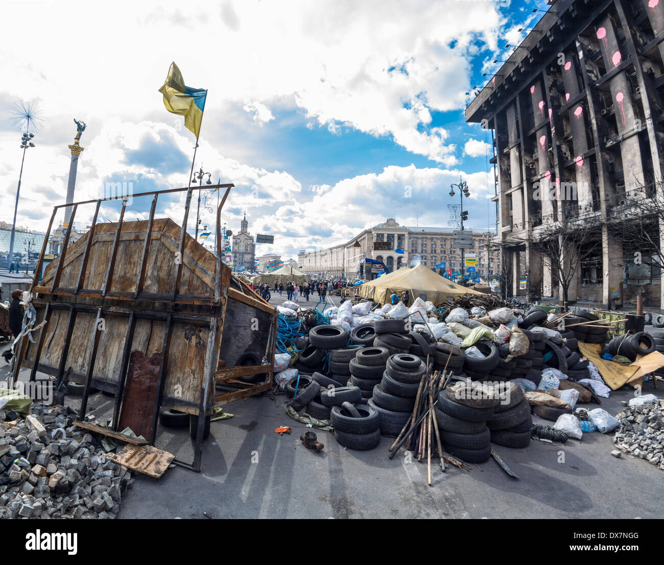 Kiew, Ukraine - 16. März 2014: Barrikaden bleiben im Zentrum der ukrainischen Hauptstadt. Aktivisten sind unzufrieden mit der neuen Regierung. Stockfoto
