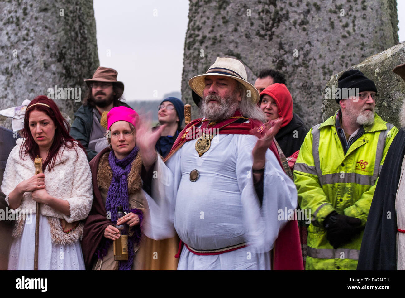 Stonehenge, Amesbury, Wiltshire, UK. 20. März 2014. Druide in der Frühlings-Tagundnachtgleiche StonehengeDruids, Heiden und eine Vielzahl von hingebungsvolle Menschen versammelten sich in Stonehenge Vormittag anlässlich der Frühlings-Tagundnachtgleiche. Bildnachweis: Paul Chambers/Alamy Live-Nachrichten Stockfoto