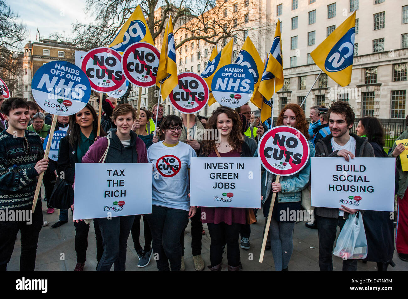 London, UK. 19. März 2014. Ein Budget Tag Protest gegen Kürzungen und Sparmaßnahmen wird unterstützt von Caroline Lucas, Green Party, John McInally - nationaler Vizepräsident der Union PCS, CND und verschiedenen Fachschaften.  Gleichzeitig ist eine Petition zur Downing Street abgegeben. Gegenüber Downing Street in Whitehall, London, UK 19. März 2014. Bildnachweis: Guy Bell/Alamy Live-Nachrichten Stockfoto