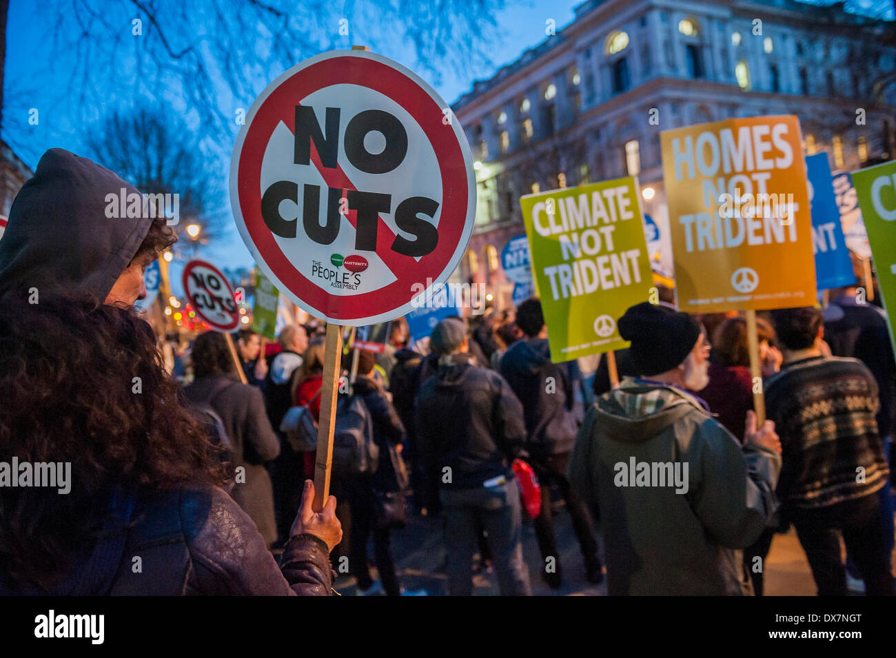 London, UK. 19. März 2014. Ein Budget Tag Protest gegen Kürzungen und Sparmaßnahmen wird unterstützt von Caroline Lucas, Green Party, John McInally - nationaler Vizepräsident der Union PCS, CND und verschiedenen Fachschaften.  Gleichzeitig ist eine Petition zur Downing Street abgegeben. Gegenüber Downing Street in Whitehall, London, UK 19. März 2014. Bildnachweis: Guy Bell/Alamy Live-Nachrichten Stockfoto