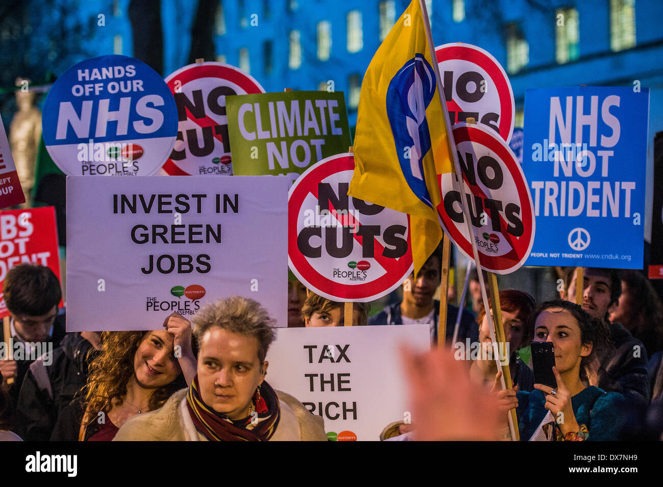 London, UK. 19. März 2014. Ein Budget Tag Protest gegen Kürzungen und Sparmaßnahmen wird unterstützt von Caroline Lucas, Green Party, John McInally - nationaler Vizepräsident der Union PCS, CND und verschiedenen Fachschaften.  Gleichzeitig ist eine Petition zur Downing Street abgegeben. Gegenüber Downing Street in Whitehall, London, UK 19. März 2014. Bildnachweis: Guy Bell/Alamy Live-Nachrichten Stockfoto