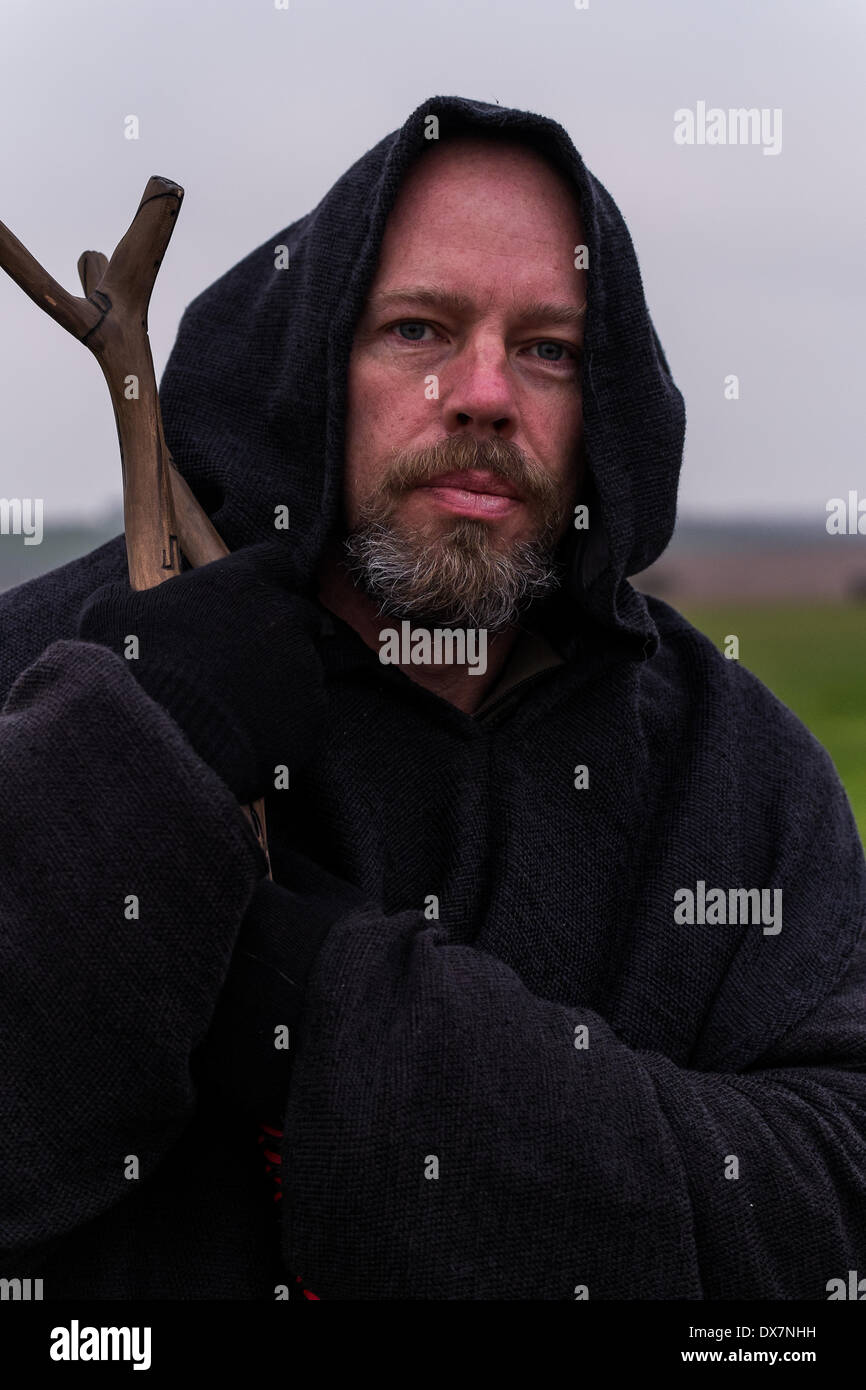 Stonehenge, Amesbury, Wiltshire, UK. 20. März 2014. Steve Woodhouse aus Barnsley hat Stonehenge Feierlichkeiten für die letzten 6 Jahre kommen. Druiden, Heiden und eine Vielzahl von hingebungsvolle Menschen in Stonehenge heute Morgen versammelten sich anlässlich der Frühlings-Tagundnachtgleiche. Bildnachweis: Paul Chambers/Alamy Live-Nachrichten Stockfoto