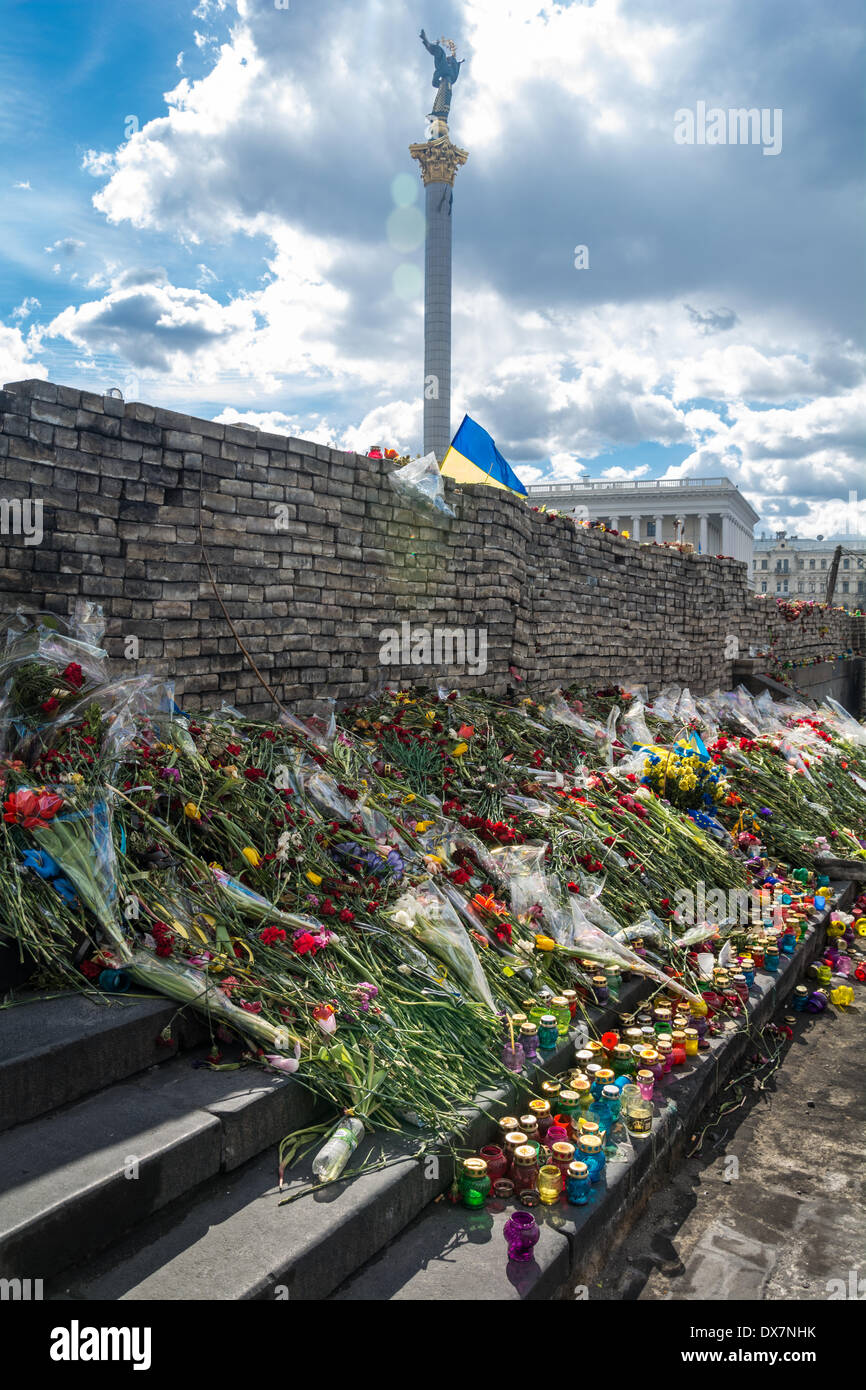 Kiew, Ukraine - 16. März 2014: Blumen in Gedenken an die Opfer des Konflikts in Kiew, Hauptstadt der Ukraine Stockfoto