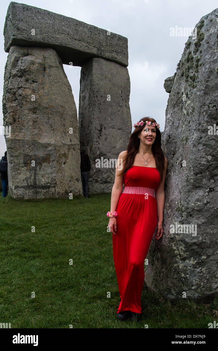 Martha Agudyo von Mexiko feiert die Frühjahrs-tagundnachtgleiche in Stonehenge Druids, Heiden und eine Vielzahl von hingebungsvolle Menschen in Stonehenge heute Morgen versammelten die Frühlings-tagundnachtgleiche zu markieren. Stockfoto