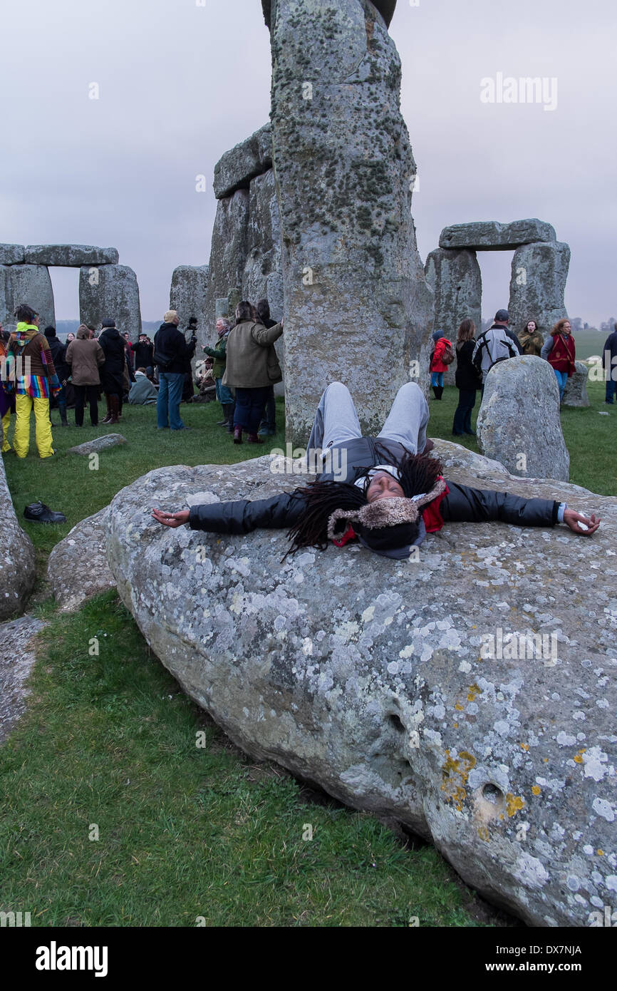 Stonehenge, Amesbury, Wiltshire, UK. 20. März 2014. Druiden, Heiden und eine Vielzahl von hingebungsvolle Menschen in Stonehenge heute Morgen versammelten sich anlässlich der Frühlings-Tagundnachtgleiche. Bildnachweis: Paul Chambers/Alamy Live-Nachrichten Stockfoto