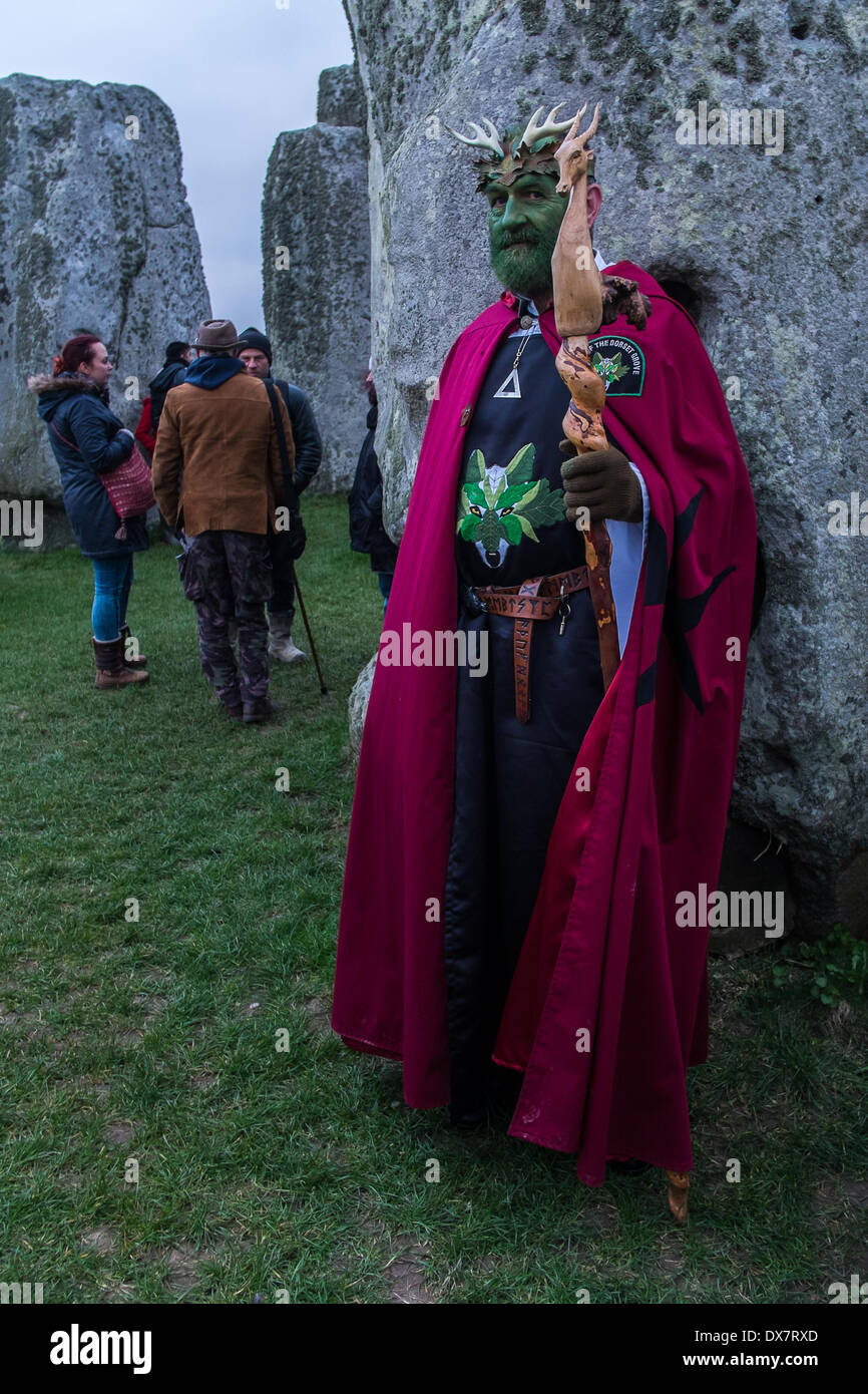 Stonehenge, Amesbury, Wiltshire, UK. 20. März 2014. Ian Tempel von Dorset Grove.Druids, Heiden und eine Vielzahl von hingebungsvolle Menschen in Stonehenge heute Morgen versammelten sich anlässlich der Frühlings-Tagundnachtgleiche. Bildnachweis: Paul Chambers/Alamy Live-Nachrichten Stockfoto