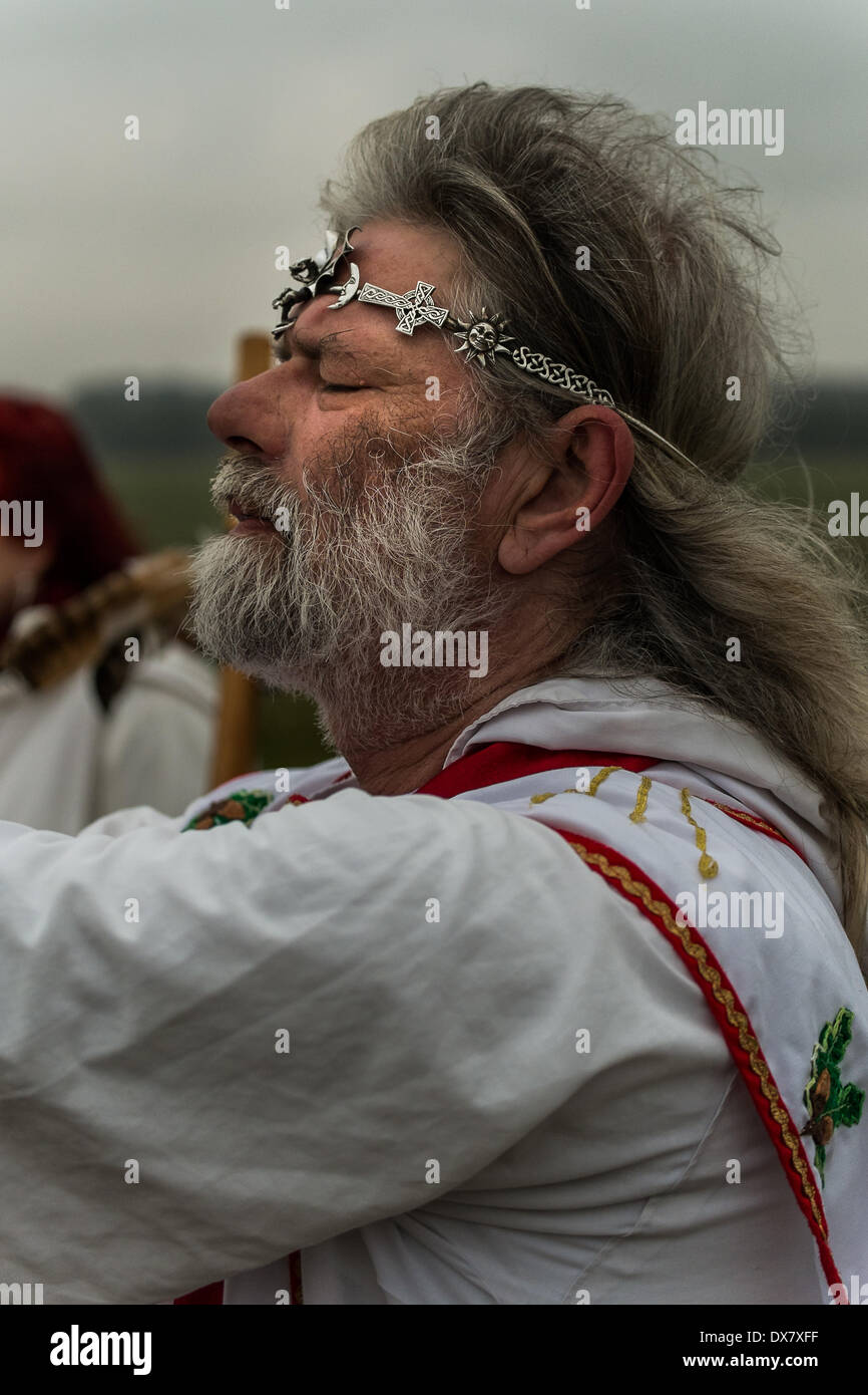 Stonehenge, Amesbury, Wiltshire, UK. 20. März 2014. Dieser Mann nennt sich, Arthur Uther Pendragon. Er ist ein englischer Öko-Aktivistin, Neo-Druide führend. Druiden, Heiden und eine Vielzahl von hingebungsvolle Menschen in Stonehenge heute Morgen versammelten sich anlässlich der Frühlings-Tagundnachtgleiche. Bildnachweis: Paul Chambers/Alamy Live-Nachrichten Stockfoto