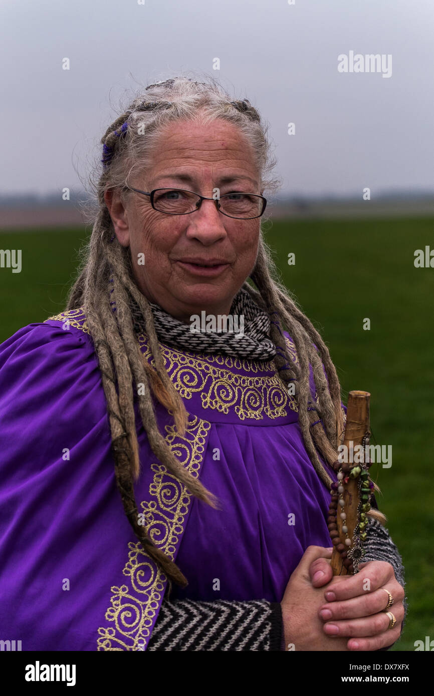 Stonehenge, Amesbury, Wiltshire, UK. 20. März 2014. Gwen Clark feiert die Frühlings-Tagundnachtgleiche in Stonehenge lebt und reist mit ihrem Ehemann in einem Mobilheim. Druiden, Heiden und eine Vielzahl von hingebungsvolle Menschen in Stonehenge heute Morgen versammelten sich anlässlich der Frühlings-Tagundnachtgleiche. Bildnachweis: Paul Chambers/Alamy Live-Nachrichten Stockfoto