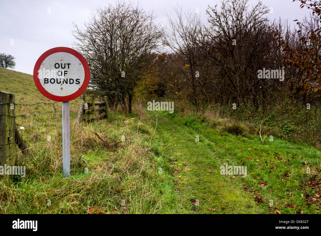 Out of Bounds unterzeichnen Sie bezeichnet ein Gebiet im Besitz des britischen Militärs auf Sailsbury Plain in Wiltshire, England UK. Stockfoto