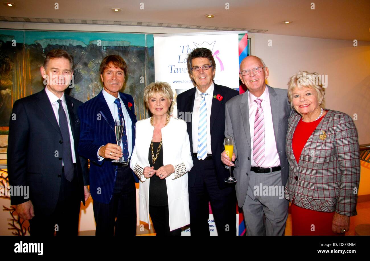 Anthony Andrews, Judith Chalmers OBE, Sir Cliff Richard, Gloria Hunniford, Mike Reed The Lady Taverners Tribut Mittagessen, Sir Cliff Richard an der Dorchester Hotel in London, England - 09.11.12 Featuring: Anthony Andrews, Judith Chalmers OBE, Sir Cliff Richard, Gloria Hunniford, Mike Reed Where: London, Vereinigtes Königreich bei: 9. November 2012 Stockfoto