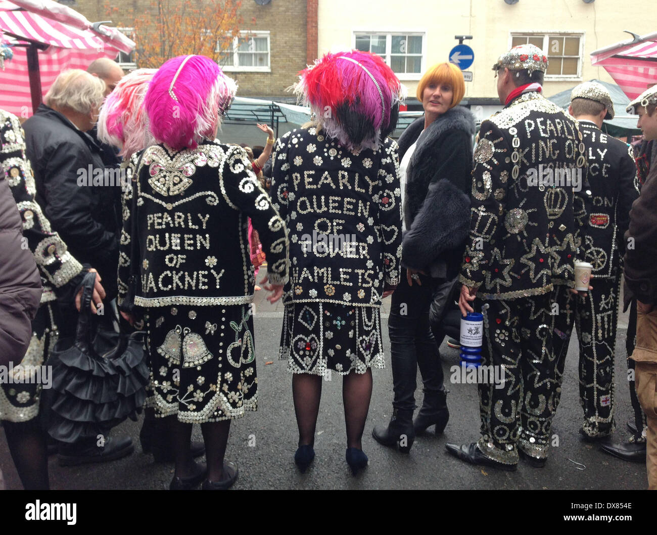 High Street Guru Mary Portas gesehen der Lambeth Walk mit Pearly Kings und Queens of East London am römischen Straße Markt zu tun. Die "Königin der Geschäfte" hat als einer der drei Bereiche, in denen zu helfen, den Regenerationsprozess mit einer neuen TV-Serie, die Anfang nächsten Jahres auf Luft auf Kanal 4 gesetzt "Römerstraße" gewählt. London, England - 10.11.12 Featuring: High Street Guru Mary Portas gesehen der Lambeth Walk mit Pearly Kings und Queens of East London am römischen Straße Markt zu tun. Die "Königin der Geschäfte" hat als einer der drei Bereiche, in denen zu helfen, den Regenerationsprozess mit einer neuen TV-Serie setzen auf Luft auf Chann "Römerstraße" gewählt. Stockfoto High Street Guru Mary Portas gesehen der Lambeth Walk mit Pearly Kings und Queens of East London am römischen Straße Markt zu tun. Die "Königin der Geschäfte" hat als einer der drei Bereiche, in denen zu helfen, den Regenerationsprozess mit einer neuen TV-Serie, die Anfang nächsten Jahres auf Luft auf Kanal 4 gesetzt "Römerstraße" gewählt. London, England - 10.11.12 Featuring: High Street Guru Mary Portas gesehen der Lambeth Walk mit Pearly Kings und Queens of East London am römischen Straße Markt zu tun. Die "Königin der Geschäfte" hat als einer der drei Bereiche, in denen zu helfen, den Regenerationsprozess mit einer neuen TV-Serie setzen auf Luft auf Chann "Römerstraße" gewählt. Stockfoto