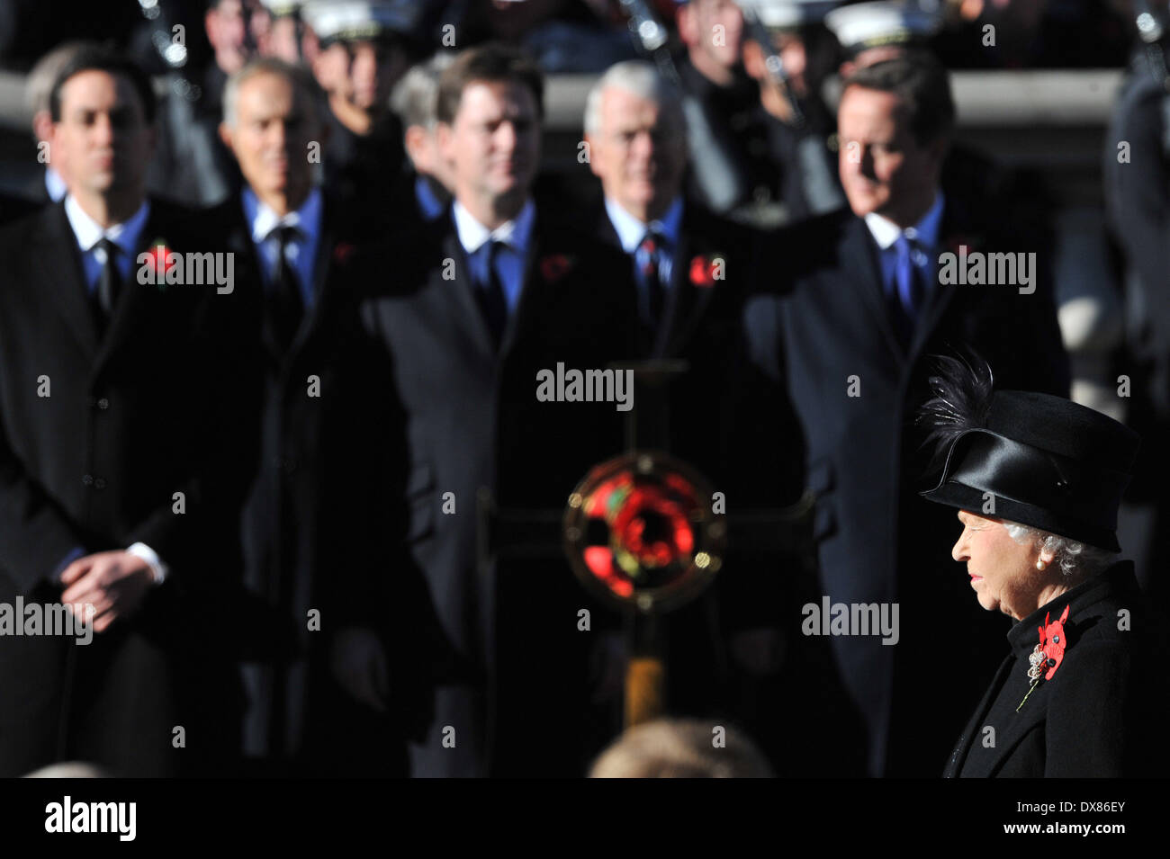 Königin Elizabeth II. Gedenken statt Sonntag zum Gedenken an die Opfer der US-Streitkräfte am Ehrenmal. London, England - 11.11.12 mit: Königin Elizabeth II. wo: London, Vereinigtes Königreich bei: 11. November 2012 Stockfoto