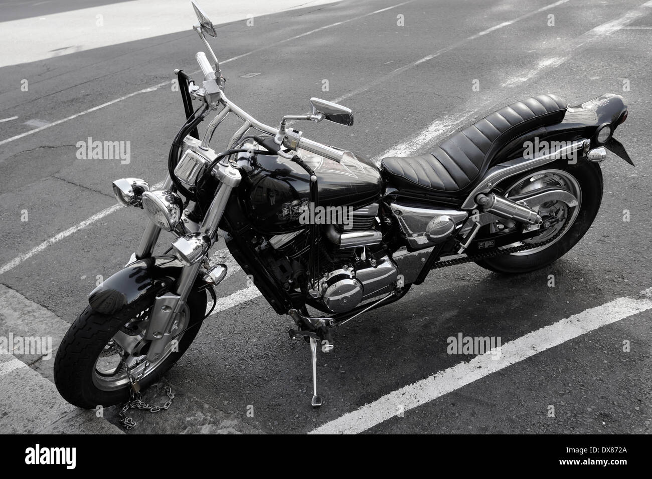 Motorrad in Winkel Parklücke in Kapstadt mit Kette und Schloss am Vorderrad  Stockfotografie - Alamy